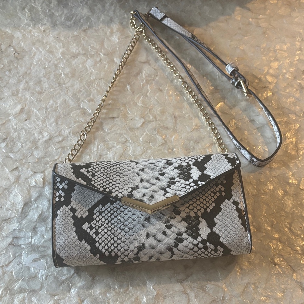 Chic Snakeskin Pattern Clutch with Chain Strap